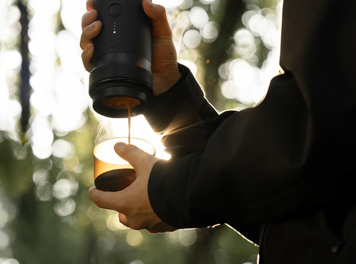 De MHW-3BOMBER X-press58 zet espresso tijdens een koffiemoment buiten